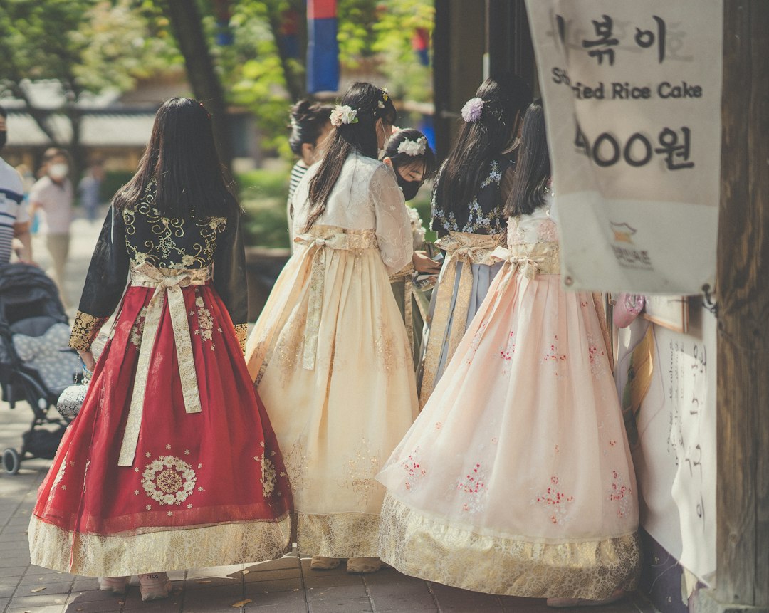Kulturelle Utvekslinger i Sør-Korea: En Dypdykk Inn i Tradisjon og Innovasjon